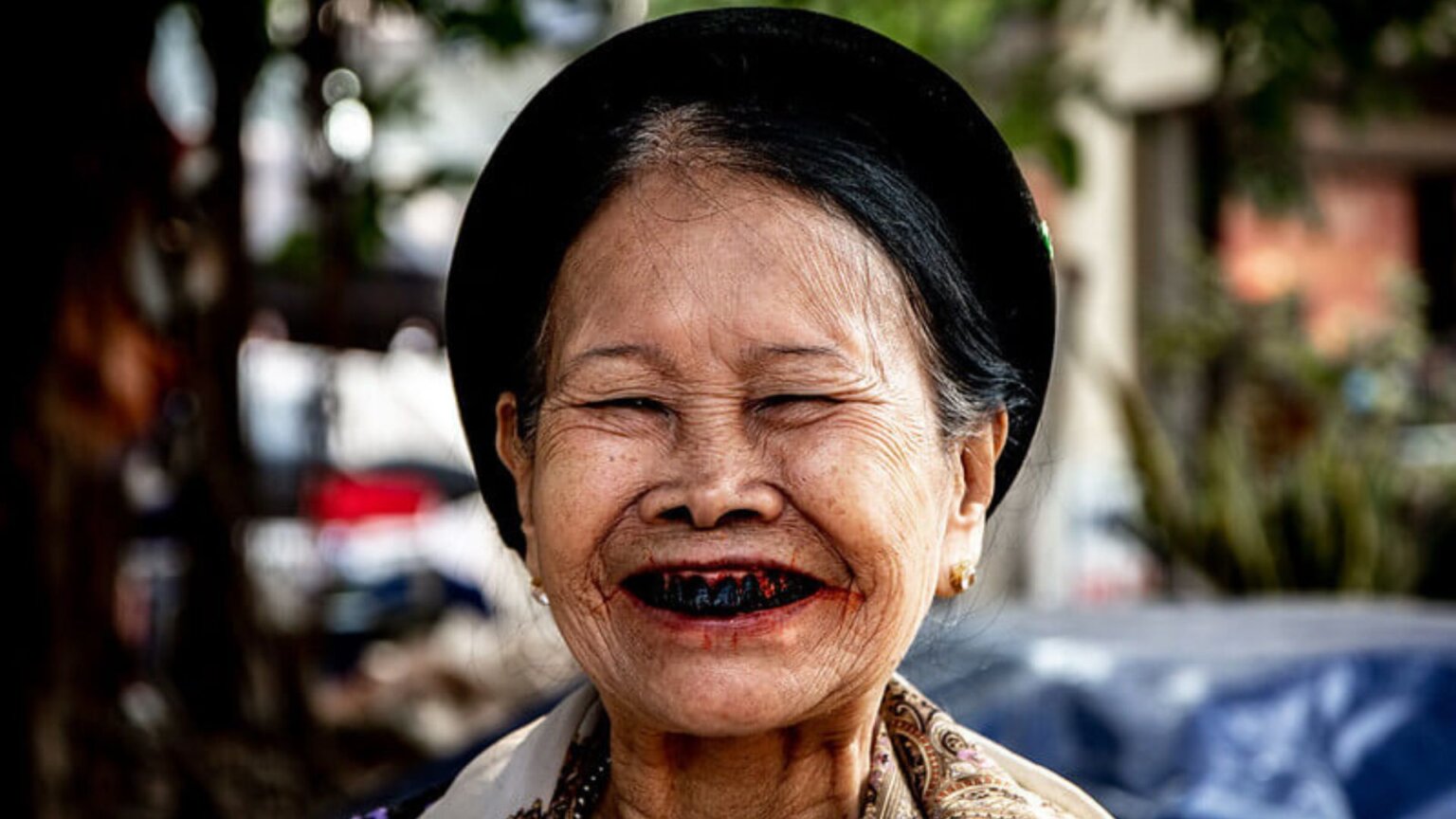 The Price of Pretty: 12 Bizarre Beauty Practices from Throughout History