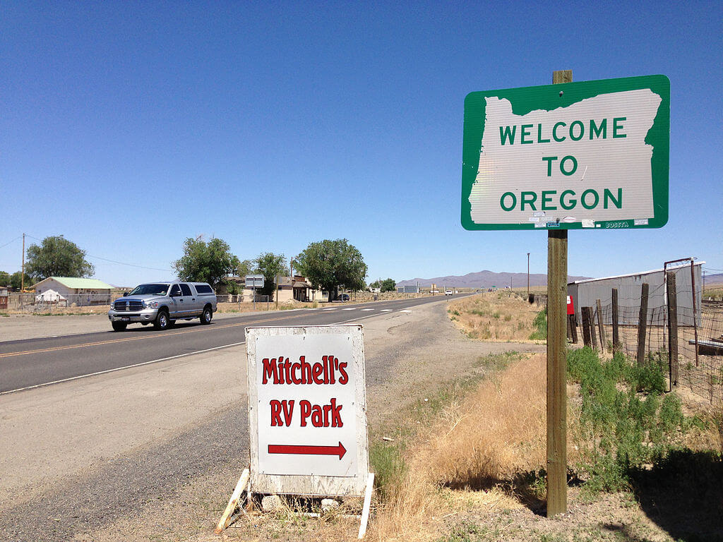 Welcome to Oregon sign along northbound U.S. Route 95