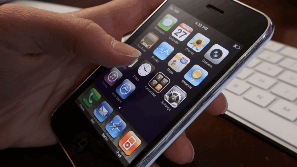 perosn using old iPhone
