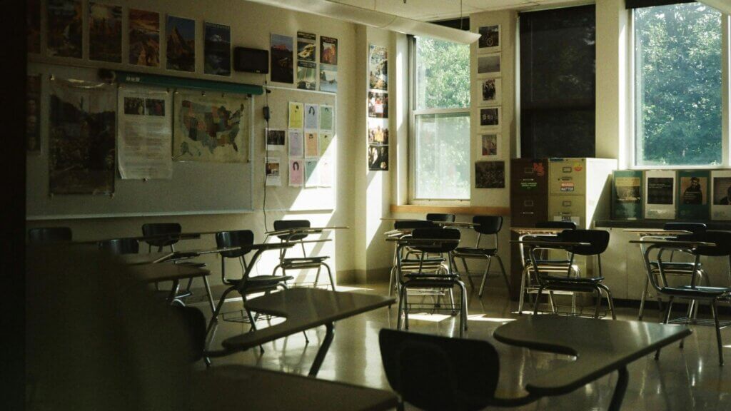 An empty classroom with black and gray chairs