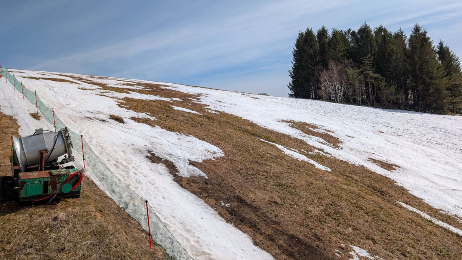 A land in a mountain with a lack of snow.