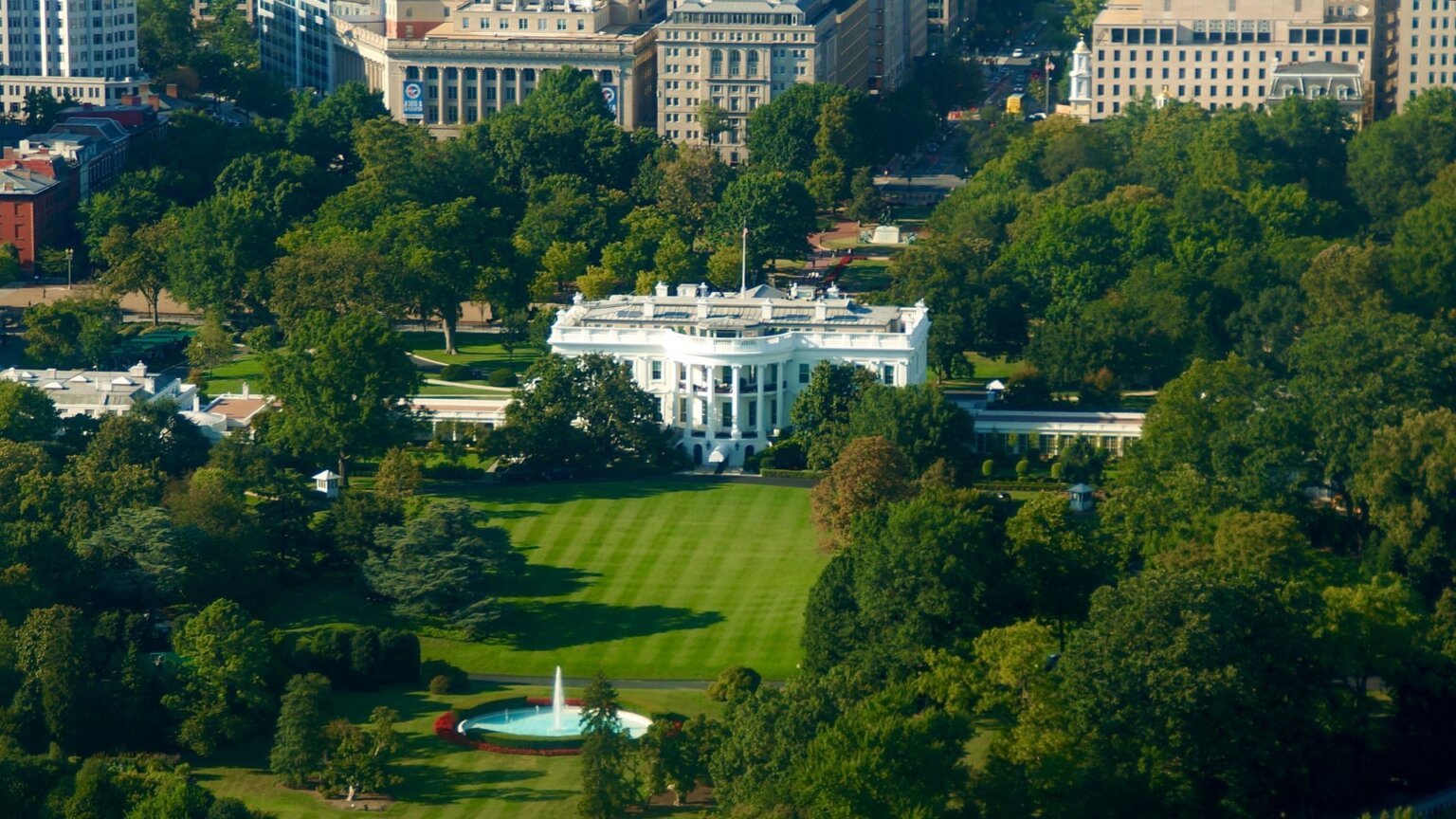 A broad view of the white house from the sky.