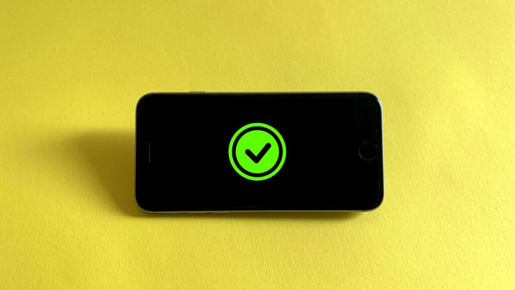 Illustration of the logo of the cerification system checked in a smartphone.