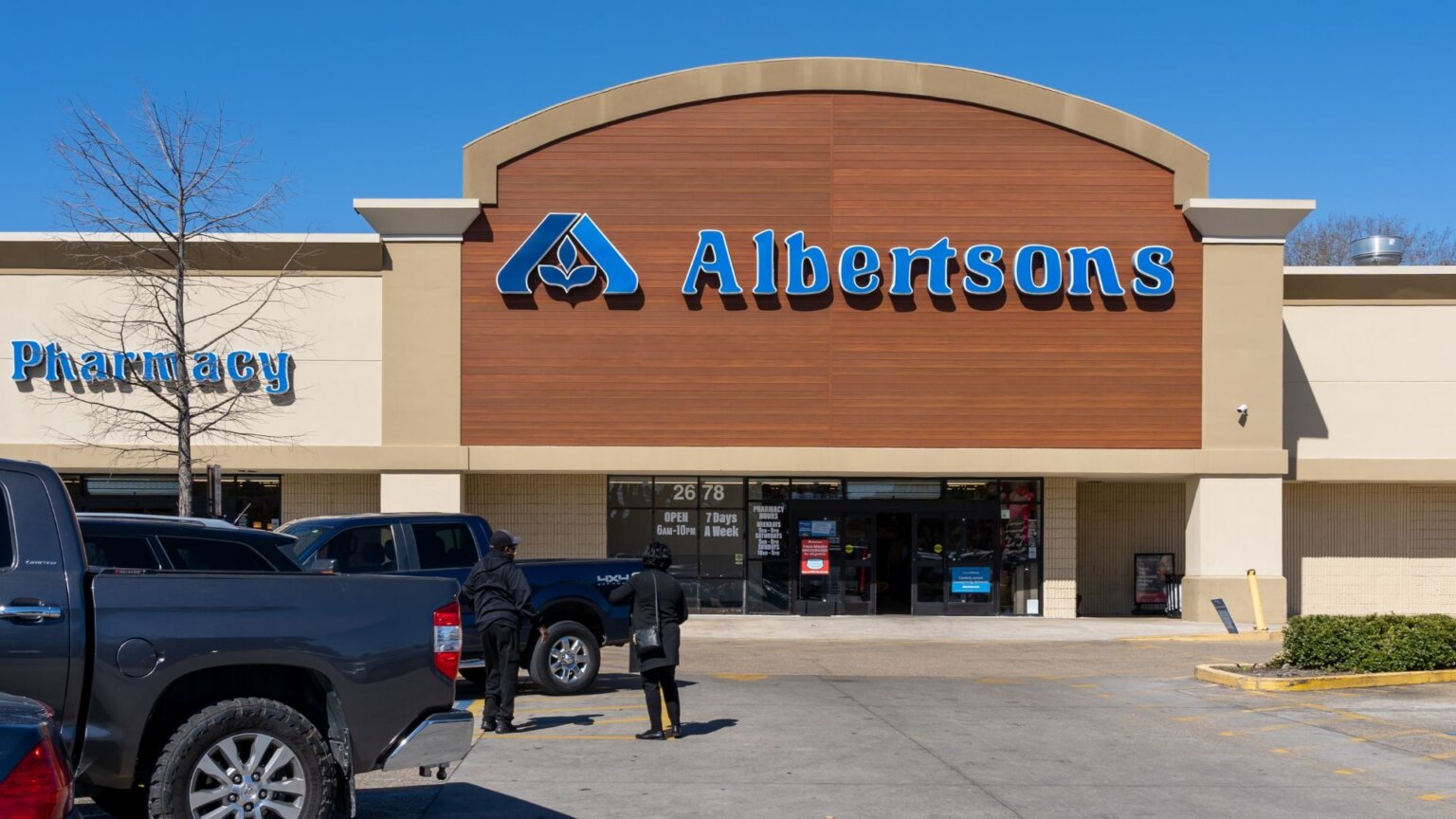 Albertsons Stock Sinks 20% as Budget-Conscious Shoppers Turn to Cheaper Grocery Options