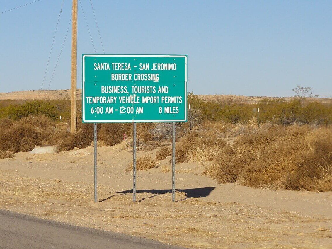 Road sign for the Santa Teresa–San Jerónimo border crossing in Doña Ana County, New Mexico.