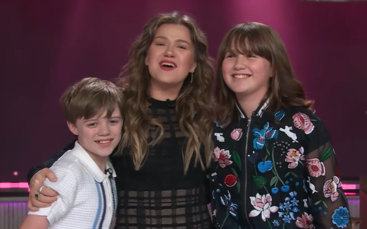 Kelly Clarkson poses with her children, River and Remington, on last episode of The Kelly Clarkson Show.