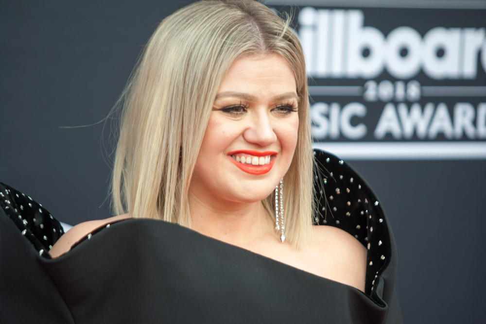 Kelly Clarkson attends the 2018 Billboard Music Awards with shoulder-length blond hair.