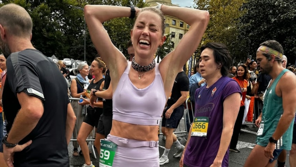 A picture of Amber Heard happy and enjoying in its first half marathon for 21 kilometers in 1:39 min